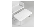 Couchtisch Net Table 100 in Bianco Weiß, aus Fiberglass-Polypropylen, Ansicht mit Bank