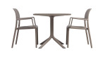 Beistelltisch Clip 80 in Tortora (Braun), 80 x 80 cm, Ansicht mit Stühlen