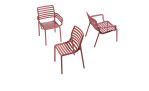 Gartenstuhl Doga in Marsala (Rot) Matt-Effekt, aus Fiberglass-Polypropylen, Ansicht mit mehreren Stühlen