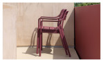 Gartenstuhl Cassia aus Fiberglass-Polypropylen in Bordeaux, Ansicht im Milieu