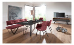 Speisezimmer-Tisch MONDO Calimera in der Plattenausführung Marmara Marmor, Steinoptik. Metall-Spange in schwarz mit einer Bank und zwei Stühle von dem gleichen Programm in Rot