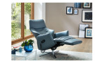 Basis-Einzelsessel MONDO Comfort Cancun, in der Farbausführung Blau, in einem Raum stehend, mit der Relaxfunktion