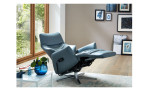 Basis-Einzelsessel MONDO Comfort Cancun, in der Farbausführung Blau, in einem Raum stehend, mit der Relaxfunktion