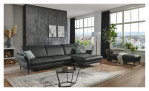 Komfort-Ecksofa MONDO Mirum in einerm Echtlederbezug in Steel. Auf einem dekorierten Hintergrund