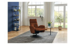Basis-Relaxsessel MONDO Comfort Casio Vision A, in der Farbausführung Cognac, in einem Raum stehend mit der Relaxfunktion