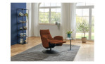 Basis-Relaxsessel MONDO Comfort Casio Vision A, in der Farbausführung Cognac, in einem Raum stehend mit der Relaxfunktion