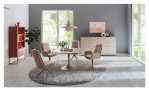Modernes Esszimmer mit den „MONDO DESIGN Virello“-Stühlen von Mondo, Komfort-Kissen, einem runden Tisch und großen Fenstern.