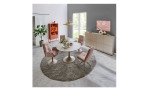 Modernes Esszimmer mit rosa „Mondo Virello 360°“-Stühlen, einem runden Tisch, einem Sideboard, einem roten Regal, einer Pflanze und einem großen Fenster.