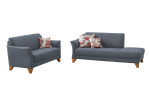 Zwei graue Mondo MONDO Quadra-Sofas mit Kissen mit Blumenmuster und Holzbeinen, abgebildet vor weißem Hintergrund.