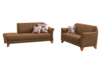 Zwei braune MONDO Quadra-Sofas mit Kissen mit Blumenmuster sorgen vor einem weißen Hintergrund für Gemütlichkeit. Marke: Mondo.