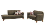 Komfort-Sitzgruppe MONDO Quadra von Mondo: zwei olivfarbene Sofas mit Boxspring-Komfort, Kissen mit Blumenmuster, im Chaiselongue-Stil.