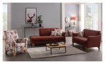 Modernes Wohnzimmer mit der Mondo Komfort-Sitzgruppe MONDO Quadra, einem Sessel mit Blumenmuster, einem Teppich und einem Wandbild mit einem Hirsch.