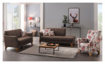 Modernes Wohnzimmer mit der Komfort-Sitzgruppe MONDO Quadra von Mondo, einem Sessel mit Blumenmuster und einem gerahmten Hirschbild.