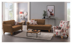 Modernes Wohnzimmer mit dem braunen Sofa „MONDO Quadra“ von Mondo, einem Sessel mit Blumenmuster, einem Couchtisch und stilvollen Wandbildern.