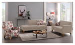 Modernes Wohnzimmer mit beigen MONDO Quadra-Sofas, einem Sessel mit Blumenmuster, einem Teppich, einem Couchtisch und einem Wandbild mit Hirschmotiv von Mondo.