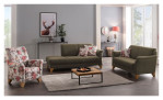 Modernes Wohnzimmer mit einem Sessel mit Blumenmuster, einer Mondo Komfort-Sitzgruppe mit MONDO Quadra-Sofas, einem Teppich, einem Couchtisch und großen Fenstern.