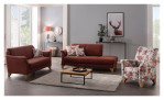 Modernes Wohnzimmer mit zwei Mondo MONDO Quadra-Sofas, einem Sessel mit Blumenmuster und einem Wandbild mit Hirschmotiv über einer Konsole.