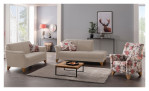 Modernes Wohnzimmer mit der Mondo Komfort-Sitzgruppe „MONDO Quadra“, Sofas, einem Stuhl mit Blumenmuster, einem Couchtisch, einem Teppich und einem Hirschkopf als Dekoration.