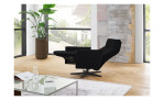 Komfort-Relaxsessel MONDO Ensemble Arame, in der Farbausführung Black, in einem Raum stehend, mit der Relaxfunktion
