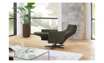 Komfort-Relaxsessel MONDO Ensemble Arame, in der Farbausführung Olive, in einem Raum stehend, mit der Relaxfunktion