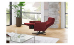 Komfort-Relaxsessel MONDO Ensemble Arame, in der Farbausführung Rot, in einem Raum stehend, mit der Relaxfunktion