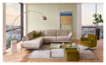 Basis-Ecksofa MONDO Lillia in einem Bezugsstoff in beige, Ausrichtung links. Auf einem dekorierten Hintergrund