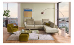 Komfort-Ecksofa MONDO Ensemble Lillia, in der Farbausführung Beige, in einem Raum stehend, mit der Kopfteilfunktion