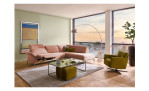Komfort-Ecksofa MONDO Ensemble Lillia, in der Farbausführung Rose, in einem Raum stehend, mit der Relaxfunktion