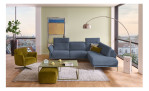 Komfort-Ecksofa MONDO Ensemble Lillia, in der Farbausführung Blue, in einem Raum stehend, mit der Kopfteilfunktion