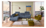 Komfort-Ecksofa MONDO Ensemble Lillia, in der Farbausführung Blue, in einem Raum stehend, mit der Kopfteilfunktion