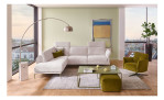 Komfort-Ecksofa MONDO Ensemble Lillia, in der Farbausführung Nature, in einem Raum stehend, mit der Kopfteilfunktion