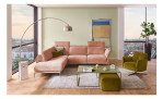 Komfort-Ecksofa MONDO Ensemble Lillia, in der Farbausführung Rose, in einem Raum stehend, mit der Kopfteilfunktion