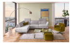 Komfort-Ecksofa MONDO Ensemble Lillia, in der Farbausführung Silver, in einem Raum stehend, mit der Kopfteilfunktion