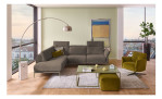 Komfort-Ecksofa MONDO Ensemble Lillia, in der Farbausführung Taupe, in einem Raum stehend, mit der Kopfteilfunktion