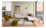 Komfort-Ecksofa MONDO Ensemble Lillia, in der Farbausführung Nature, in einem Raum stehend, mit der Kopfteilfunktion