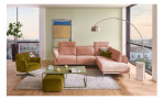 Komfort-Ecksofa MONDO Ensemble Lillia, in der Farbausführung Rose, in einem Raum stehend, mit der Kopfteilfunktion