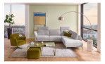 Komfort-Ecksofa MONDO Ensemble Lillia, in der Farbausführung Silver, in einem Raum stehend, mit der Kopfteilfunktion