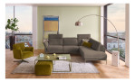 Komfort-Ecksofa MONDO Ensemble Lillia, in der Farbausführung Taupe, in einem Raum stehend, mit der Kopfteilfunktion