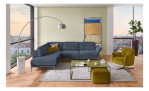 Komfort-Ecksofa MONDO Ensemble Lillia, in der Farbausführung Blue, in einem Raum stehend, Frontansicht