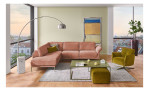 Komfort-Ecksofa MONDO Ensemble Lillia, in der Farbausführung Rose, in einem Raum stehend, Frontansicht
