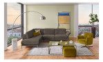 Komfort-Ecksofa MONDO Ensemble Lillia, in der Farbausführung Taupe, in einem Raum stehend, Frontansicht