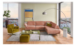 Komfort-Ecksofa MONDO Ensemble Lillia, in der Farbausführung Rose, in einem Raum stehend, Frontansicht
