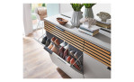 Schuhschrank MONDO Swing Stripes mit einer schrägen - geöffneten Detailansicht aus Holzwerkstoff und einer Absetzung in Wildeiche Bianco Rillenprofil.