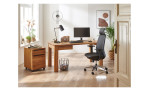 Schreibtisch VALMONDO Juri aus Eiche Massivholz, Milieu-Ansicht mit schwarzem Bürostuhl