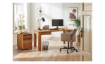 Schreibtisch VALMONDO Juri aus Eiche Massivholz, Milieu-Ansicht mit braunem Bürostuhl