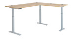 Elektro-Winkelschreibtisch mit holzfarbener Tischplatte und silbernem Gestell hoch eingestellt.