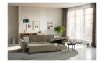 Modernes Wohnzimmer mit der Vito Komfort-Wohnlandschaft „Wisom“, 92 cm Sitztiefe, offener Chaiselongue, rundem Teppich und Fenstern mit Vorhängen.