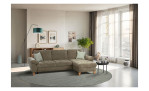Modernes Wohnzimmer mit der Vito Basis-Wohnlandschaft „Wisom“, einem runden Teppich, Pflanzen und großen Fenstern mit transparenten Vorhängen.