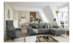 Komfort - Ecksofa Musterring MR 370, in der Farbausführung silber mit einem Sessel, im Raum stehend
