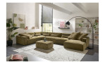 Olivgrünes Komfort-Wohnlandschaft-Set, bestehend aus einem Flint-Ecksofa mit Ottomane auf einem Teppich.
